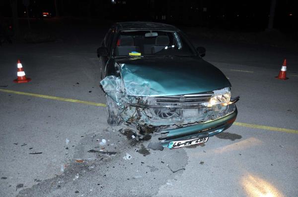 Kahramanmara'n Elbistan ilesinde 2 otomobilin arpt kazada yaralanan 2 kii hastaneye kaldrld