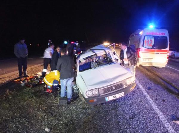 Alnan bilgiye gre, Ahmet Akta idaresindeki  58 AK 912 plakal otomobil, Yozgat- Sivas karayolunun 15. kilometresinde ayn istikamette seyreden Osman Karakavak'n (54) kulland 66 NK 045 plakal otomobille arpp, refje savruldu.