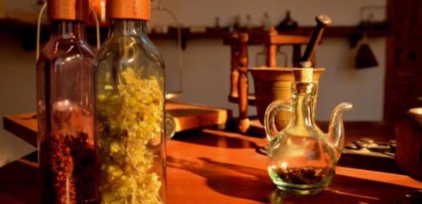 HZ. LOKMAN ( AS ) : Doktorluk ve eczaclk mesleinin piridir.