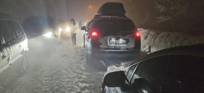 Trafik le saatlerinden itibaren uzamaya balad. Akam saatlerine doru ise yol tamamen kapand. Srcler ve aralarda bulunanlar zor anlar yaad.