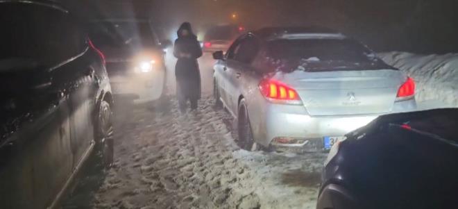 Haftasonu Kocaeli, Sakarya ve stanbul bata olmak zere evre ehirlerden gelen yzlerce kii Kartepe Kayak Merkezi'ne kmak istedi. Ancak zaman zaman kar ya srclere zor anlar yaatt.