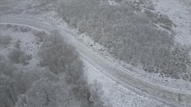 SOUK HAVA YEN HAFTADA DA ETKL OLACAK      Trkiye, Sibirya'dan gelen souk havann etkisi altnda. lkede kuvvetli souk 10 gn daha kalacak. Kar yalar yer yer srerken, birok noktada don ve buzlanma var.    Sibirya'dan gelen souk hava dalgas lke genelinde etkili oluyor. Hava scaklklar mevsim normallerinin altnda seyrederken birok ilde de kar ya etkili oluyor.    Souk hava dalgasnn nmzdeki hafta da etkili olmas bekleniyor.