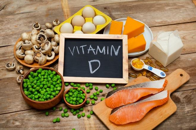 D vitamini eksiklii ciddi salk sorunlarna neden olabilirken, takviyelerden ar alm da ayn derecede tehlikeli olabilir.    D vitamini iin nerilen gnlk denek (RDA) yaa ve salk durumuna gre deiir.    Vcuttaki D vitamini seviyeleri drt ana arala ayrlabilir. 20 ng/mL'nin altndaki bir seviye yetersiz kabul edilir ve yetersiz D vitamini olduunu gsterir ve bu da kemik zayflna ve dier salk sorunlarna yol aabilir. Optimum aralk 20-50 ng/mL arasndadr ve kemik sal, baklk fonksiyonu ve genel refah iin yeterli D vitamini salar. 50-80 ng/mL arasndaki seviyeler yksektir ancak yine de gvenlidir ve genellikle belirli salk sorunlar iin takviye alan kiilerde grlr. Ancak, 100 ng/mL'nin zerindeki her ey toksik olarak kabul edilir ve hiperkalsemi, bbrek hasar ve dier ciddi salk komplikasyonlar riskini artrr.