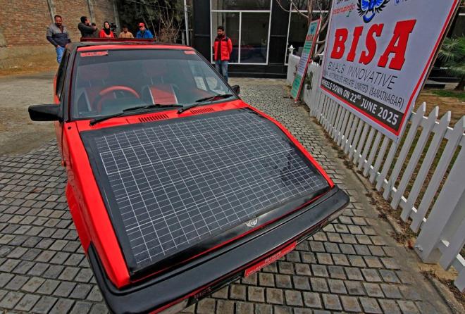 20 lakh rupiden fazla harcama yaptn ve bir nn balang noktas olduu ancak sonu olmad matematiksel konseptten esinlenerek bu araca 'Ray' adn verdiini belirtti.