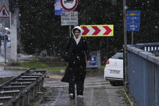 Meteoroloji Genel Mdrl tarafndan yaplan tahminlere gre, yurdun genelinin paral ve ok bulutlu, Marmara?nn dousu, Dou Akdeniz,  Anadolu (Eskiehir hari), Bat ve Orta Karadeniz, Dou Karadeniz kylar, Dou ve Gneydou Anadolu'nun bats, Afyonkarahisar, Diyarbakr ve Mardin evreleri, anakkale'nin, Tekirda'n ve Krklareli'nin dou kesimleri ile Antalya?nn bat ve dou kylarnn yal geecei tahmin ediliyor.    Yalarn; Orta ve Dou Karadeniz kylar, Akdeniz kylar ile Diyarbakr, anlurfa ve Mardin evrelerinde yamur, ya alan dier yerlerde karla kark yamur ve kar eklinde olmas bekleniyor.  ve dou kesimlerde buzlanma ve don olay ile birlikte pus ve yer yer sis grlecei tahmin ediliyor.    Dou Karadeniz?in i kesimlerinin yksekleri ile Dou Anadolu?nun yksek ve dik yamalarnda  tehlikesi bulunmaktadr.