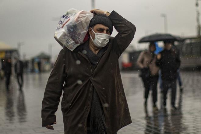 ANADOLU    Paral ve ok bulutlu, blge genelinin (Eskiehir dnda) kar yal geecei tahmin ediliyor. Blge genelinde buzlanma ve don olay ile birlikte pus ve yer yer sis bekleniyor.    ANKARA C, 4C  Paral ve ok bulutlu, aralkl hafif kar yal    ESKEHR C, 2C  Paral ve ok bulutlu    KONYA C, 3C  Paral ve ok bulutlu, sabah saatlerinde hafif kar yal    SVAS C, -1C  Paral ve ok bulutlu, aralkl kar yal