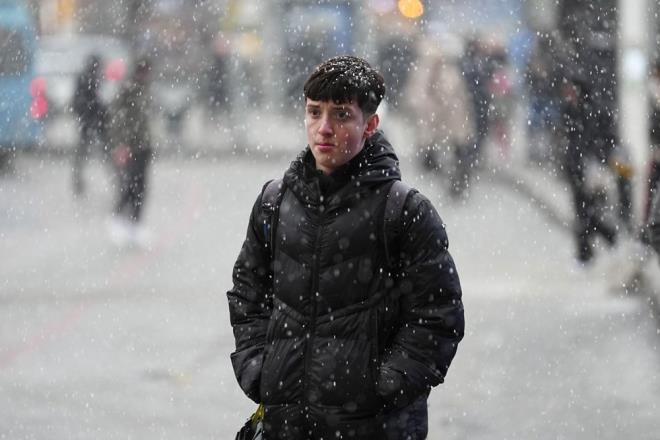 HAVA SICAKLII: Hava scaklnda nemli bir deiiklik olmayaca ve mevsim normallerinin altnda seyretmeye devam edecei tahmin ediliyor.    RZGAR: Rzgarn, genellikle kuzey ynlerden hafif, ara sra orta kuvvette, Marmara'nn bats ve Ky Ege'de kuvvetli (40-60 km/saat) olarak esmesi bekleniyor.
