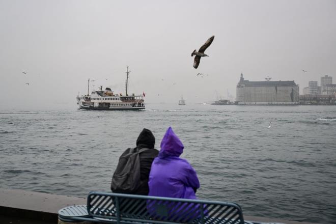 ORTA ve DOU KARADENZ    ok bulutlu, Orta Karadeniz ile Dou Karadeniz kylarnn yal geecei tahmin ediliyor. Yalarn kylarda yamur, i kesimlerde karla kark yamur ve kar eklinde olmas bekleniyor. Blgenin i kesimlerinde buzlanma ve don ile birlikte pus ve yer yer sis bekleniyor. Dou Karadeniz'in i kesimlerinin ykseklerinde  tehlikesi bulunmaktadr.    AMASYA C, 5C  ok bulutlu, aralkl kar yal    ARTVN C, 7C  ok bulutlu, le saatlerinde ky kesimleri yamurlu    SAMSUN C, 7C  ok bulutlu, aralkl yamurlu    TRABZON C, 8C  ok bulutlu, le ve akam saatlerinde hafif yamurlu