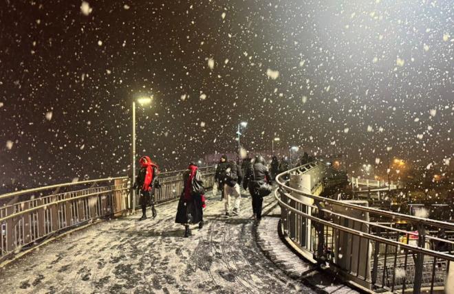 Sibirya'dan gelen souk hava dalgas yurt genelinde etkisini srdryor. Birok ilde kar ya etkili olurken stanbul'la ilgili bir uyar da AKOM'dan geldi.    Yaymlanan yeni raporda stanbul?da scaklklarn dmesiyle birlikte yeniden kar ya beklendii belirtilirken, gece saatlerinden itibaren etkisini artracak souk hava dalgas konusunda uyarlarda bulunuldu.