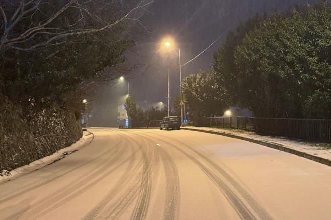 Ya nedeniyle baz yollar beyaza brnrken, park halindeki aralar ile yeil alanlarn zeri karla kapland.    Tipi eklinde yaan kar nedeniyle baz vatandalar otobs duraklarna snd.    Baz ara sahipleri drtl flarlerini yakarak yolda beklerken, birok noktada hazr bekletilen kar kreme aralar yollar temizledi.    stanbul'un sembol yerlerinden biri olan amlca Tepesi de kar yann ardndan ksmen beyaz rtyle kapland.    Tepeye kan baz vatandalar fotoraf ektirerek bu anlar kayt altna alrken, bazlar ise yry yapp stanbul Boaz'n seyretti.