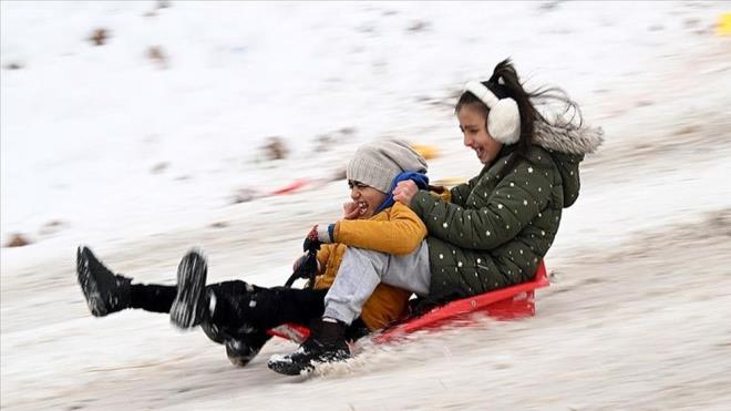 ORDU'DA OKULLAR TATL M?    Ordu Valilii, kar ya ve buzlanma nedeniyle Akku ilesinde ksmi olarak eitime 1 gn ara verildiini duyurdu.    Valilikten yaplan aklamada, oluabilecek muhtemel don riski ve buzlanma nedeniyle Akku ilesindeki Borsa stanbul Yatl Blge Ortaokulu ile Karg Ferhat Akbulat lk ve Ortaokulu hari dier tm resmi ve zel eitim-retim kurumlarnda 11 ubat Sal gn 1 gn sreyle eitim-retime ara verildii belirtildi. Aklamada ayrca Akku ilesinde engelli ve hamile kamu grevlilerinin de ayn gn idari izinli saylacaklar belirtildi.