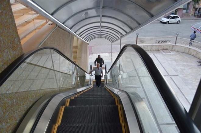 GENEL OLARAK HAREKET EDN    Egzersiz yapmak harikadr ancak genel olarak harekete de odaklanmanz gerekir.    Hareketsizlik gbek yan eritmek iin gereken kalorileri yakmay zorlatrr.    Dolaysyla gn iinde daha fazla hareket etmek hedefinize daha abuk ulamanza yardmc olacaktr.    Merdivenleri karak, yryen merdivenlerde beklemeyerek, spermarketten ve alveri giriinden uzaa park ederek, masadan saat ba be dakika uzaklaarak, yry toplantlar, bahe ileri, ev ileri ve ocuklarla oyun oynayarak hareketinizi kolayca artrabilirsiniz.