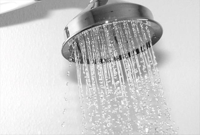 SOUK DU ALIN    Souk su terapisini rutininize dahil etmek, metabolizmay altrarak gbek yan azaltma srecini hzlandrmaya yardmc olabilir.    Haftann  ila be gn, 15 santigrat derecenin altndaki suyla bir ila  dakika kadar ksa bir sre du aldnzda kahverengi yan etkinletirilmesi srecini balatrsnz.    Souk su terapisi, inflamasyonu azaltma ve baklk sisteminizi glendirme gibi fizyolojik faydalarnn yan sra, depresyon belirtilerini hafifletmeye yardmc olur ve ruh halinizi iyiletirir.    yi bir ruh hali genellikle daha salkl alkanlklara bal kalmanza yardmc olur.