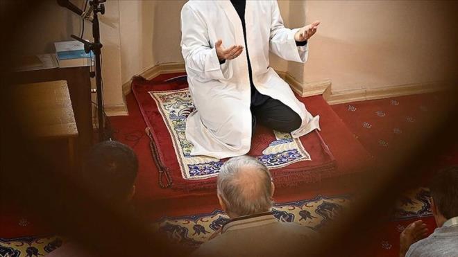 "GNAHLARDAN ARINMAK N BR FIRSAT"    Diyanet leri Bakanl Din leri Yksek Kurulu yesi Halit al, Berat gecesinin gnahlardan, ayplardan ve kirlerden arnma iin bir frsat olduunu syledi.    Allah'n berat gecesi vesilesiyle kullarn af ve mafirete ardn belirten al, Hazreti Muhammed'in bir hadisinde bu gecede ok kiinin balanacan sylediini aktard.    Baz rivayetlere gre Kur'an- Kerim'in berat gecesinde de indirildiini dile getiren al, "Berat gecesi Kur'an- Kerim'in rahmet ve adalet dolu mesajlarn hayata tama anlamnda bir muhasebe ve yeniden balang gecesi olmaldr. Byle yapldnda bu gece ramazan ikliminin balangcnn Mslmanlarn hayatndaki mahhas gstergesi haline gelmi olacak." dedi.    Berat gecesi iin zel bir ibadet biiminin olmadnn altn izen al, "Rivayetlerde bu gecede genel anlamda ibadet etme, gndzleri de oru tutulmas tavsiye edilmitir. Bunun yannda tm gnah ve kusurlarmzla Rabb'imize ynelmeli ve O'ndan mafiret dilemeliyiz. Eksikliklerimizi, kusurlarmz tespit etmeli ve bunlar bir daha tekrar etmeme hususunda kesin bir irade sergilemeliyiz." aklamasn yapt.