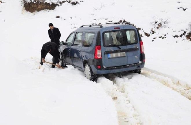 KARA SAPLANAN LASTE DKKAT    Aracnz bir veya birden fazla lastii kara saplanrsa yaplacak ok az ey vardr. ok fazla gaz vermek arac sapland yerden karmaz, aksine boa dnen lastik dt ukuru derinletirir.