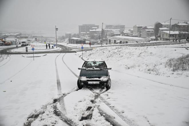 AN GAZ, FREN VE VTES HAREKETLER YAPMAYIN    Tutunmann zor olduu karl zeminlerde ara kullanan srcler ani gaz ve fren hareketlerinden uzak durmaldrlar. Yaplacak her ani veya sert hareket, patinaj ve kayma problemi ortaya kacaktr. Gaz ve fren pedallar ok yumuak kullanlmaldr.