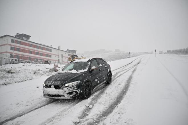 Fren kullanma yerine vites kltmeyle yavalamay tercih eden srclerinde debriyajdan ayan ok yava ekilde ekmesi gerekmektedir. Aksi takdirde yk bir anda n tarafa toplanr, aracn arlk transferi bozulur ve kayma problemi balar.
