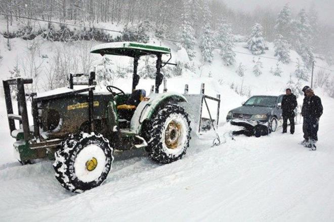 Arac mmknse ikinci vitese alp, apraz ekilde ne ve arkaya doru manevra denemeleri yaplabilir. Fakat 4-5 denemeden sonra ara yerinden hi hareket etmemise daha fazla zorlamamak gerekir. Aksi takdirde hem araca zarar verilir, hem de aracn sapland yerden k sresi uzar. Bu nedenle fazla srar etmeden ekici yardm almak en iyi yntemdir.