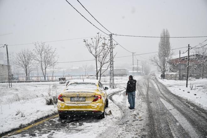 BR ST VTES TERCH EDN    Sr esnasnda aracn devrini ykseltmek karl zeminler iin dezavantaj oluturur. Bu nedenle dk devir ve bir st vitesi tercih edin. rnein; ikinci viteste 45 km/s hzla gitmek yerine, nc viteste ayn hzla giderseniz aracn yere tutunmas biraz daha kolay olacaktr.