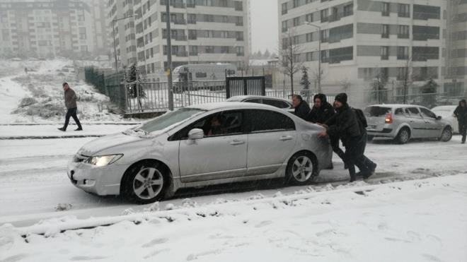 KARDA NASIL ARA KULLANILIR?    Aralar iin en zor koullar karl ve buzlu zeminlerdir. Son gnlerde yurdun byk bir kesiminde ofrler iin zorlu koullar olumakta. Tutunmann ciddi oranda zorlat, fren mesafesinin uzad karl ve buzlu zeminlerde ara kullanrken nelere dikkat edilmeli? te yaplmas ve yaplmamas gerekenler...