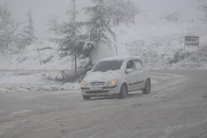 MMKN OLDUUNCA ERT DETRMEYN    Karl zeminlerde ve gizli buzlanmann olduu blgelerde mmkn olduunda az hareket edilmeli, gereksiz erit deiimlerinden kanlmaldr. nk yaplacak ani ve sert direksiyon hareketlerinden dolay aracn her an arlk transferi bozulabilir, nden veya arkadan kaymalar yaanabilir. Direksiyon hareketlerinin ok yumuak olmas, dier srclerin hatalarndan etkilenilmemesi iin takip mesafesinin de artrlmas iyi bir zm olacaktr.