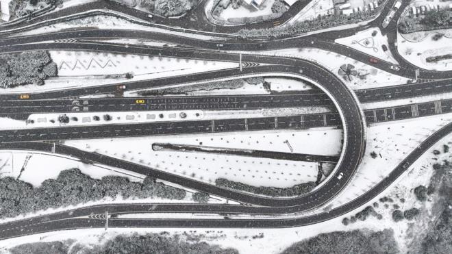 GZL BUZLANMA TEHLKES    Eriyen kar suyunun bulunduu yerler, kpr stleri, viyadkler ve youn rzgar alan zeminler gizli buzlanma asndan byk risk oluturur. Bu blgelere yaklarken hznz yar yarya drn, takip mesafenizi iki katna karn. Ara iinde telefon, mzik sistemi gibi dikkat datacak ekipmanlarla uramayn, reflekslerinizi hazr tutun.