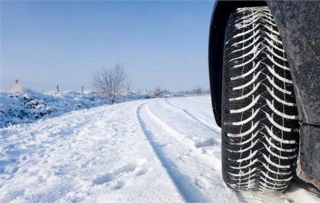 MUTLAKA KI LAST KULLANILMALI    Aralarmzda standart olarak gelen lastikler 7 derece ve zerinde maksimum tutunmay salayabilirler. Scaklk 7 derecenin altna dtnde bu lastiklerin tutunma problemi balar ve fren mesafesiniz uzar. Bu nedenle k mevsiminde mutlaka k lastii kullanlmaldr.