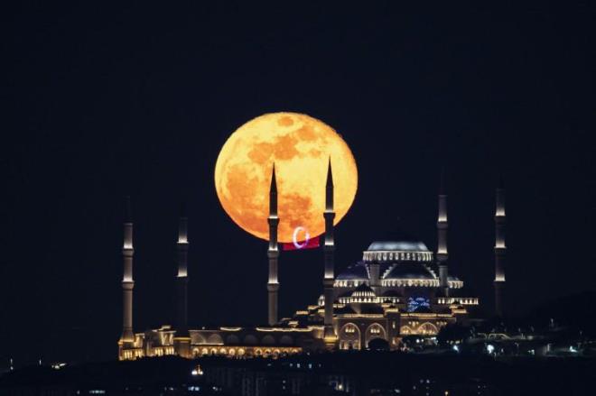 Akam saatlerinde beliren dolunay, Byk amlca Camisi ile birlikte objektiflere yansd.