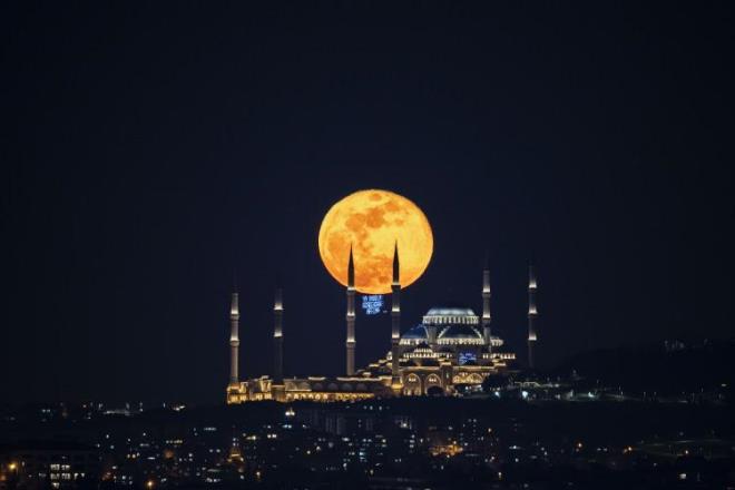 Zaman am yntemiyle grntlenen dolunay, Byk amlca Camisi ve denizde oluan yakamozla grsel len oluturdu.