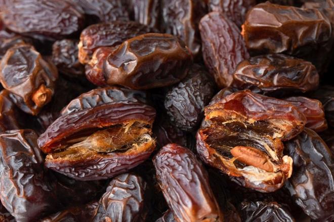 Ramazan ncesi hurma satlarnn baladn ifade eden esnaf Hseyin Yavuzer de "Tezgahlarmz hazrladk. Ramazana az zaman kala satlar artyor. Fiyatlar 170 liradan 850 liraya kadar kyor. Hurmalar genel olarak Suudi Arabistan?dan, Kuds?ten, Cezayir?den geliyor. Geleneksel olarak oru aarken hurma tketiyorlar" eklinde konutu.