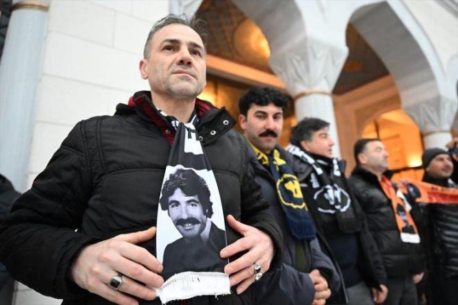 Ferdi Tayfur'un iki ocuu Tue Tayfur ile Timur Turanbayburt, Eyp Sultan Camii'nde bir mevlit program dzenlerken, yeenleri ise Levent Barbaros Hayrettin Paa Camii'nde mevlit okuttu.