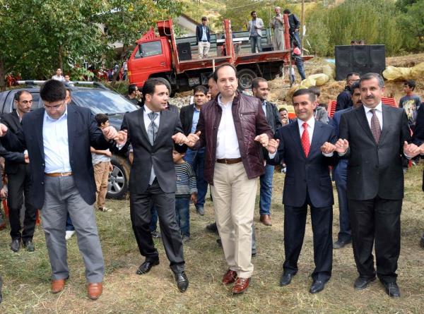 Hakkari Valisi Necmettin Kalkan (ortada), Bolu kaymakam aday olan Hakkarili Rdvan Demirci ile Sultan Yavuz iftinin dn trenine katlmak zere emdinli ilesine geldi. Beraberindeki askeri ve mlki idare amirleriyle dnn yaplaca Altnsu kyne geen Vali Kalkan, ifti ve ailelerini tebrik etti. Damat Rdvan Demirci ve davetlilerle kol kola girip, Krte ve Trke arklar eliinde halay eken Vali Kalkan'a zaman zaman beraberindekiler de elik etti.