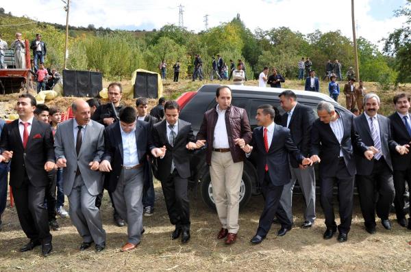 Hakkari Valisi Necmettin Kalkan (sol 5), Bolu kaymakam aday olan Hakkarili Rdvan Demirci ile Sultan Yavuz iftinin dn trenine katlmak zere emdinli ilesine geldi. Beraberindeki askeri ve mlki idare amirleriyle dnn yaplaca Altnsu kyne geen Vali Kalkan, ifti ve ailelerini tebrik etti. Damat Rdvan Demirci ve davetlilerle kol kola girip, Krte ve Trke arklar eliinde halay eken Vali Kalkan'a zaman zaman beraberindekiler de elik etti.
