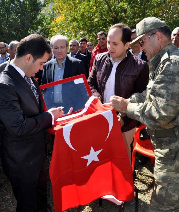 Hakkari Valisi Necmettin Kalkan, Bolu kaymakam aday olan Hakkarili Rdvan Demirci (solda) ile Sultan Yavuz iftinin dn trenine katlmak zere emdinli ilesine geldi. Beraberindeki askeri ve mlki idare amirleriyle dnn yaplaca Altnsu kyne geen Vali Kalkan, ifti ve ailelerini tebrik etti. emdinli 34'nc Hudut Tugay Komutan Tugeneral Metin Tokel (sada) damada Trk bayra hediye etti. Demirci, kendisine hediye edilen Trk bayran perek ald.
