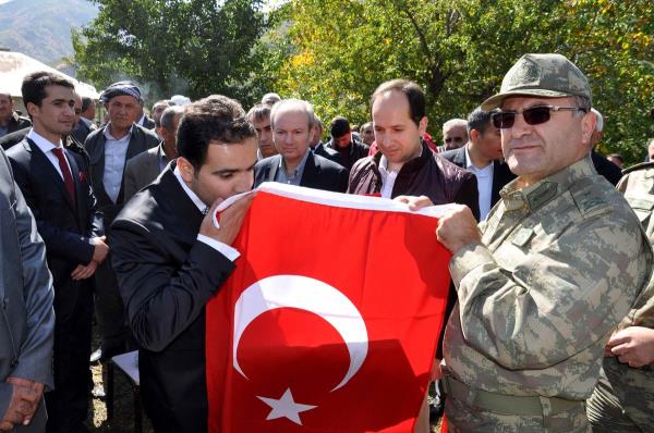 Hakkari Valisi Necmettin Kalkan, Bolu kaymakam aday olan Hakkarili Rdvan Demirci (solda) ile Sultan Yavuz iftinin dn trenine katlmak zere emdinli ilesine geldi. Beraberindeki askeri ve mlki idare amirleriyle dnn yaplaca Altnsu kyne geen Vali Kalkan, ifti ve ailelerini tebrik etti. emdinli 34'nc Hudut Tugay Komutan Tugeneral Metin Tokel (sada) damada Trk bayra hediye etti. Demirci, kendisine hediye edilen Trk bayran perek ald.