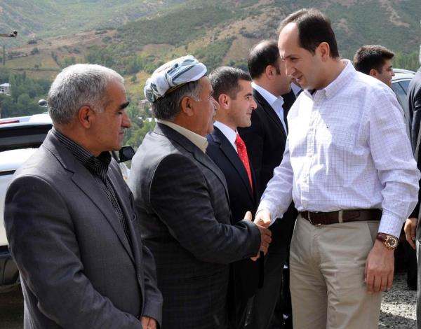 Hakkari Valisi Necmettin Kalkan (sada), Bolu kaymakam aday olan Hakkarili Rdvan Demirci ile Sultan Yavuz iftinin dn trenine katlmak zere emdinli ilesine geldi. Beraberindeki askeri ve mlki idare amirleriyle dnn yaplaca Altnsu kyne geen Vali Kalkan, ifti ve ailelerini tebrik etti.