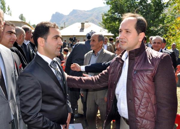 Hakkari Valisi Necmettin Kalkan (sada), Bolu kaymakam aday olan Hakkarili Rdvan Demirci ile Sultan Yavuz iftinin dn trenine katlmak zere emdinli ilesine geldi. Beraberindeki askeri ve mlki idare amirleriyle dnn yaplaca Altnsu kyne geen Vali Kalkan, ifti ve ailelerini tebrik etti.