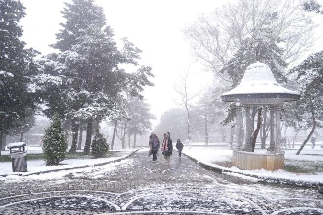 HAVA SICAKLII 8-12 DERECE AZALACAK    Bakanl'ndan yaplan aklamada, Meteoroloji Genel Mdrlnn son tahminlerine gre, yarndan itibaren Karadeniz zerinden gelecek olan souk ve yal havann yurt genelinde etkili olmas beklendii belirtildi.    Kuzey ynlerden esecek rzgarlarla hava scaklklarnn yarn kuzey kesimlerde, aramba gn ise lke genelinde 8 ila 12 derece azalarak mevsim normallerinin altna deceinin aktarld aklamada, "Kuzey, i ve dou kesimlerde yer yer kuvvetli kar ya bekleniyor. Souk ve yal havann 1 hafta boyunca etkili olmas ngrlyor." bilgisi verildi.