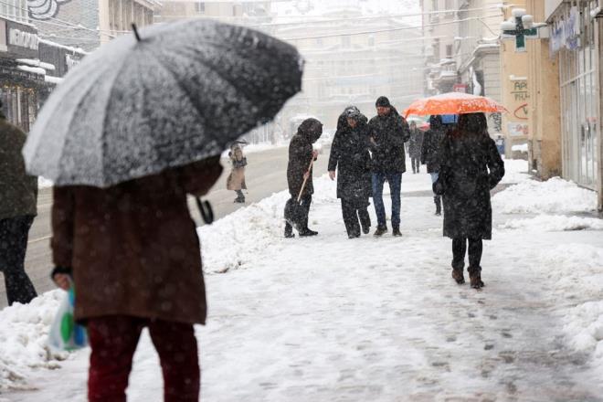 STANBUL VALL'NDEN UYARI    stanbul Valilii'nden yaplan aklamada ise u ifadelere yer verildi:    "Meteoroloji Genel Mdrl'nn deerlendirmelerine gre; Blgemizin 18 ubat 2025 Sal gnnden itibaren Karadeniz zerinden gelecek olan souk ve yal havann etkisi altna girmesi bekleniyor.    Kuzey ynlerden esmesi beklenen rzgrlarla birlikte, hava scaklklarnn aramba gn blgemiz genelinde hissedilir derecede (8 ila 12 C) azalarak mevsim normallerinin altna decei tahmin ediliyor.    Souk ve yal havann blgemiz genelinde haftasonuna kadar etkili olmas beklenirken, kar yalarnn yer yer kuvvetli olaca tahmin edilmektedir. Meydana gelebilecek kar ya, buzlanma ve don olaylarna kar; dikkatli ve tedbirli olunmaldr."