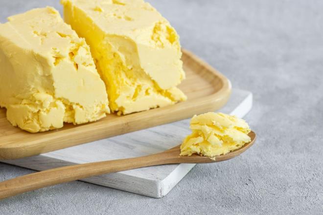 Tereyann geleneksel retimi, st ya kullanlarak yaplrken, sahte tereya rnlerinde sklkla palm ya, soya ya veya ayiek ya gibi ucuz bitkisel yalar bulunuyor. Bu yalarn yksek slara maruz kalmas, vcutta kt kolesterol seviyelerini artrarak kalp ve damar saln tehdit edebilir. zellikle palm ya, doymu ya ierii yksek olduundan, ar tketimi kalp hastalklar riskini artrabilir.