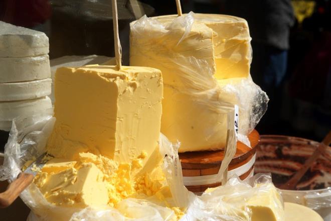 SAHTE TEREYAI NASIL ANLAILIR?    Sahte tereya, genellikle margarin veya dier bitkisel yalarla kartrlarak retilen bir rndr. Bu tr rnler, tereyann yerine kullanlrken, hem tat hem de besin deerleri asndan farkllklar gsterir. Peki, sahte tereyan nasl ayrt edebiliriz?