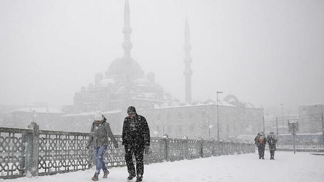 VAL GL'DEN UYARI    Sosyal medya hesabndan paylam yapan Vali Gl, Meteoroloji Genel Mdrlnn deerlendirmelerine gre, 19-21 ubat'ta kentte olumsuz hava koullarnn beklendiini belirtti.    Vali Gl, "Zorunlu olmadka trafie klmamas, aralarda k lastii kullanlmas, buzlanma ve don olaylarna kar tedbir alnmas, toplu tama aralarnn tercih edilmesi nem arz etmektedir." ifadesini kulland.    Gl, resmi duyurular iin stanbul Valilii, Meteoroloji Genel Mdrl ve ilgili kurumlarn aklamalarnn takip edilmesini istedi.