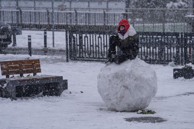 Souk hava dalgas stanbul'a giri yapt.    stanbul Bykehir Belediyesi Afet leri Dairesi Bakanl Afet Koordinasyon Merkezi (AKOM), stanbul ve evresi iin turuncu kodlu meteorolojik uyar yaymlad.
