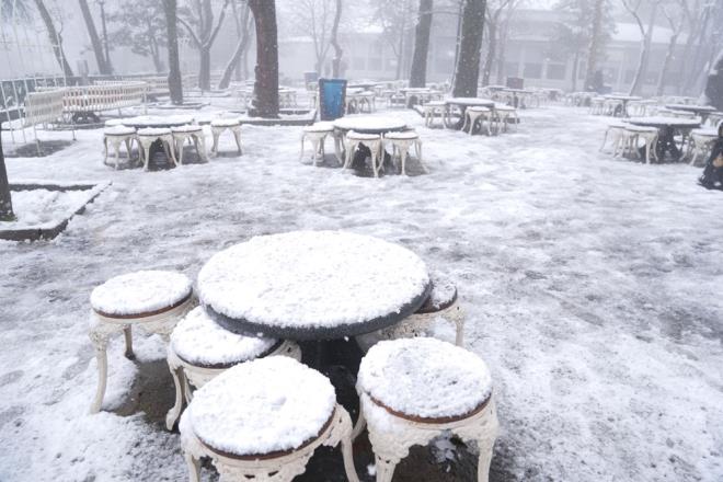 AKOM, kamu kurumlar ve vatandalarn gerekli tedbirleri almas gerektiini belirterek zorunlu olmadka trafie klmamas, aralarda k lastii ve zincir bulundurulmas, su, doalgaz ve elektrik tesisatlarnn korunmas ve sokakta kalanlar iin scak barnak ile canllar iin yiyecek temin edilmesi gerektiini dile getirdi.