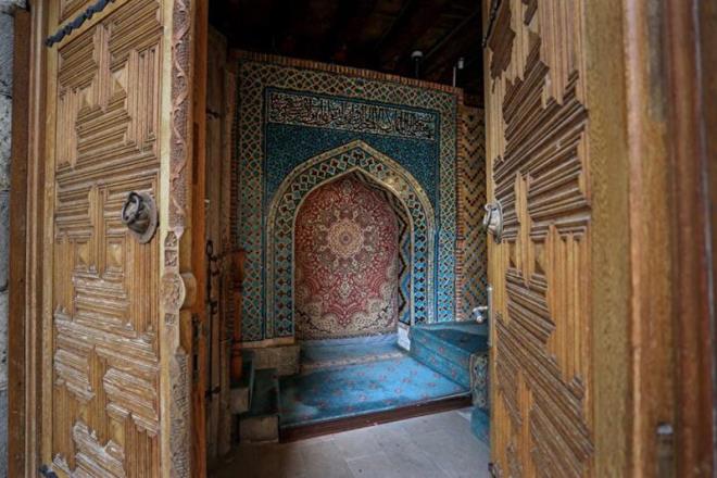 n cephesi kesme tatan yaplan 726 yllk cami, 48 ahap direin zerine oturtulmu ahap tavan, ahap ve ini sslemeleri, kndekari sanatyla yaplm minberi, ilehanesi ve bey mahfiliyle ziyaretilerini asrlar ncesine gtryor.