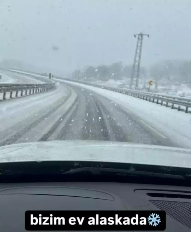 EBRU ANCI    Youn kar ya altnda evine gitmeye alana Ebru anc, arabasndan ektii kareyi "Bizim ev Alaska'da" notuyla paylat.