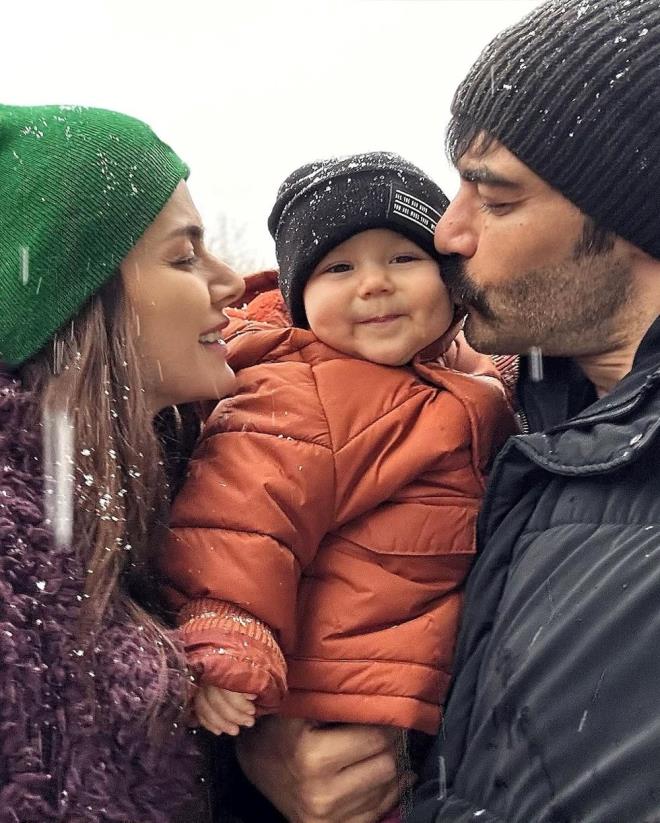 MURAT NALMI    Oyuncu Murat nalm da ei ve oluyla karn keyfini kard anlar takipileriyle paylat. nl isim, "ocuk kalbi, kar beyaz umutlar?" ifadelerini kulland.