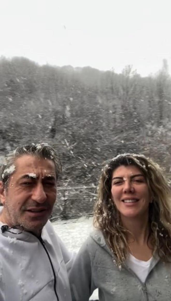 ERKAN PETEKKAYA    Ei Didem Petekkaya ile poz veren nl oyuncu Erkan Petekkaya, "Kazasz belasz, ierisi scak mutlu bir gn dilerim hepimize... Sevgiler selamlar" ifadelerini kulland.