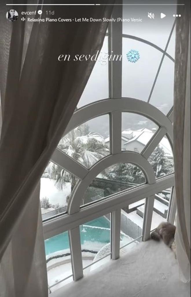 FAHRYE EVCEN    Fahriye Evcen de kar manzarasn "En sevdiim" diyerek paylat.