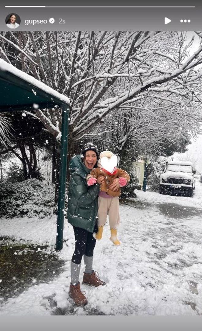 GUPSE ZAY    Kendisi igibi Bar Ardu ile mutlu bir evlilii ve Jan Asya adnda bir kz olan Gupse zay da kzyla kar keyfini gzler nne serdi. zay, kznn yzn gstermek istemedi.